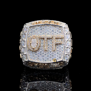 La bague de style Hip Hop en argent sterling 925 avec des diamants Moissanite étincelants respire l'élégance et le style dans la clarté VVS - Product Image 1