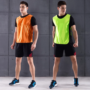 Baberos de entrenamiento de fútbol de malla de alta calidad, chaleco de fútbol Reversible, pinnies deportivos, ligeros y transpirables para adultos y niños - Product Image 3