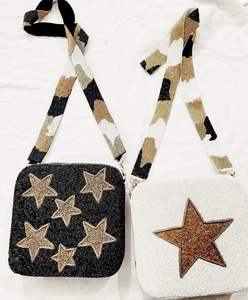 Bolso Cuadrado Ligero Hecho a Mano con Cuentas Bordadas Detalladas, Personalizable y con Correa Desmontable - Product Image 1