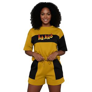 Conjunto de dos piezas casual de algodón 100% de alta calidad para mujer: camiseta regular y pantalón corto con logo personalizado, forro polar y detalles de encaje. - Product Image 1