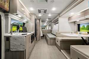Autocaravana de Lujo Usada 2020-2023 con Baño y Aseo, Interiores Espaciosos, Capacidad para 4-6 Personas, Venta para Exportación - Product Image 3