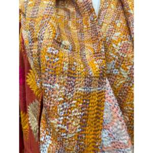 Écharpe en soie Kantha élégante pour l'automne, en jersey de coton respirant et doux, avec motif floral dessiné à la main, hijab - Product Image 2