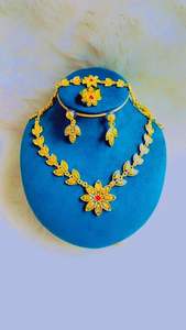 Ensemble de bijoux vintage plaqué or 24 carats Collier en cuivre 18 carats Boucles d'oreilles Motif fleur Zircon USA France Accessoire de mode Anniversaire - Product Image 4