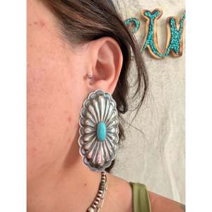 Boucles d'oreilles Rita Lee Kingman en turquoise et argent sterling, motif floral, style concho, pendantes - Product Image 2
