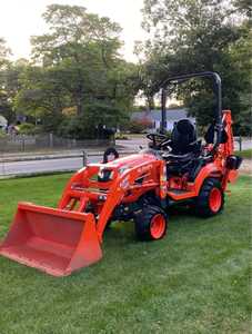 รถแทรกเตอร์ขนาดเล็ก Kubota BX23S พร้อมอุปกรณ์ตักดิน ขุดดิน และตักดินด้านหน้าแบบไฮดรอลิก สำหรับงานเกษตรและจัดสวน - Product Image 1