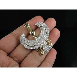 จี้เพชรฮอรัสฟอลคอนสำหรับผู้ชายสีเงินสองสีและ VVS จี้รูปนกอินทรีประดับเพชรทรงกลม - Product Image 1