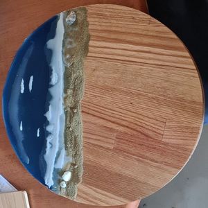 Planche à découper en résine faite à la main avec un flux de résine élégant et une finition polie parfaite pour servir du fromage et des desserts - Product Image 3