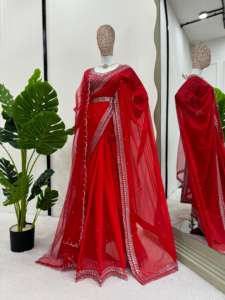 Sari Karva Chauth de Tela de Seda Tabby Roja de Primera Calidad con Lentejuelas y Adornos de Perlas - Product Image 5