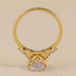 แหวนหมั้นเพชรสามเม็ดทรงรี LR27741 - Product Image 6