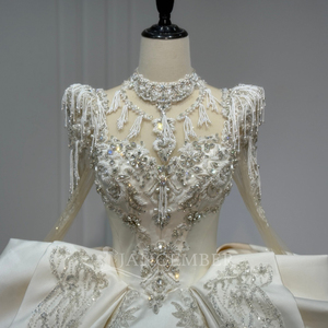 XS269 Vestido de Novia de Gala con Cuello Alto, Satén y Cuentas, Estilo Imperio, con Cola Capilla, Flores de Encaje Modernas y Cristales - Product Image 5