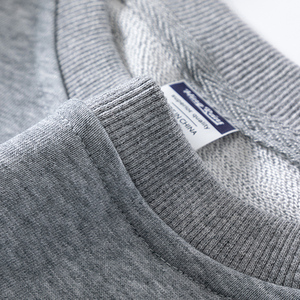 Sweat-shirt à col rond à épaules tombantes personnalisé pour femmes, imprimé streetwear, avec logo sur le devant, crop top pour l'automne et l'hiver - Product Image 3