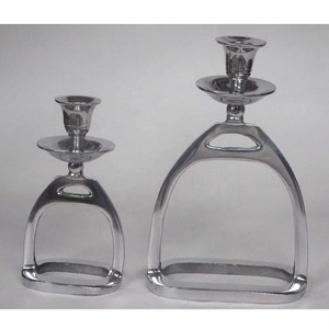 Les bougeoirs en métal sont des éléments décoratifs intemporels qui enrichissent tout environnement de beauté, de chaleur et de sophistication. - Product Image 2