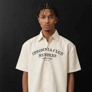 Streetwear rétro OEM et ODM boutonné à manches courtes avec impression de lettres personnalisées fabriqué au Vietnam pour les vacances - Product Image 6