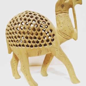 Sculpture de chameau en bois sculpté Jali, artisanat décoratif pour la maison, le bureau, le salon, décoration intérieure - Product Image 1