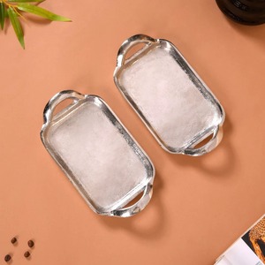 Juego de 2 Bandejas Redondas Pequeñas de Metal Plateado con Acabado Liso, Mini Platos para Aperitivos y Bocadillos con Asas, Artesanía Metálica para Bodas - Product Image 2