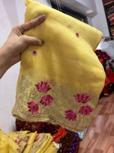 Sari indien en soie douce et froissée pour femme avec chemisier assorti brodé contrastant en stock - Product Image 2