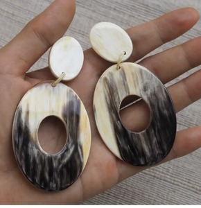Nouveau Design Boucles d'oreilles en corne de buffle d'eau pour femmes Bijoux faits à la main avec technique polie de style animal Vente personnalisée - Product Image 3