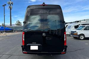 Vagoneta de Carga Usada 2024 Ultra-Lujo con Techo Alto, 4x4, Automática, 4 Asientos de Cuero, Techo Panorámico Grande - Product Image 2