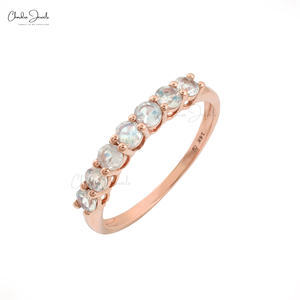 Achetez maintenant : Bague empilable de fiançailles en or rose pur 14 carats avec sept pierres rondes de 3 mm en pierre de lune arc-en-ciel, sertie à griffes, bijoux de mariée - Product Image 5