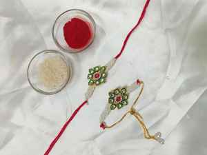 Ensemble de Rakhi Kundan Fait Main avec Chaîne de Perles, Combo de Rakhi Design pour Bhaiya Bhabhi, Cadeau Traditionnel Raksha Bandhan - Product Image 5