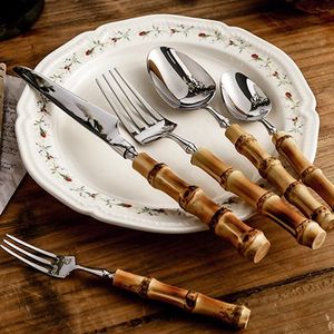 Ensemble de couverts en acier inoxydable durable et élégant avec des manches en bois lisses pour les repas quotidiens et les événements spéciaux - Product Image 1