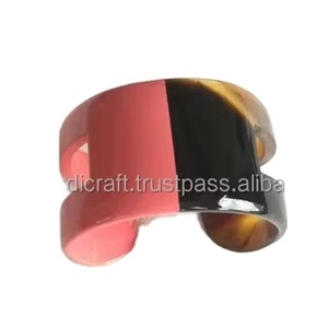 Brazalete de cuerno de animal pulido vikingo Juego de 2 Cuerno natural 100% El mejor regalo para fiestas de Navidad y despedidas de soltera - Product Image 1
