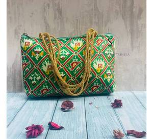 Sac à main à motif brodé traditionnel pour femme avec poignée dorée Patola imprimé fourre-tout décontracté mariage retour faveurs sac à main - Product Image 5