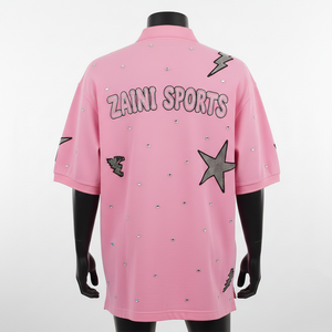 Polo homme en piqué de coton premium 210 GSM, rose, avec logo personnalisé en strass thermocollant, tissu doux et respirant. - Product Image 2