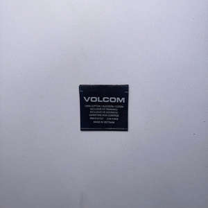 Étiquettes principales en polyester tissées sur mesure, fabriquées au Vietnam |   Étiquettes écologiques pliées au centre pour vêtements de mode, emballage de marque haut de gamme - Product Image 2