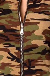 Chaqueta Varsity de camuflaje personalizada para mujer con mangas largas y estilo urbano para invierno, estilo Letterman de béisbol - Product Image 3