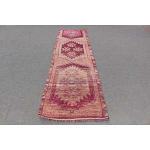 Alfombra Vintage Herki de 2.9x10.2 pies, Alfombra Turca de Lana con Diseño Floral Rojo y Rosa - Product Image 1