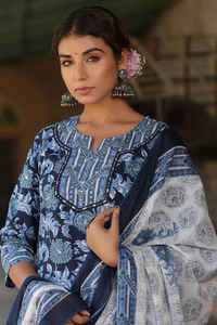 Kurta estampado azul marino y blanco con pantalón y dupatta de algodón estampado floral Kurta recto con cuello entallado - Product Image 2