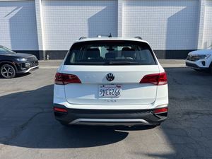 Usado 2024 Volkswagen Taos S AWD - Product Image 4