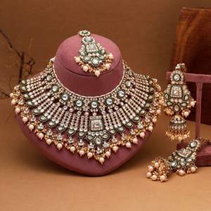 Conjunto de collar Kundan de lujo para mujer, joyería nupcial india tradicional con pendientes y joyería de declaración chapada en oro Maang Tikka - Product Image 1