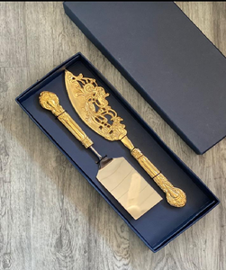 Ensemble de serveur de gâteau en laiton, sculpture ornée de style rococo luxueux et lame de défilement, présenté dans une boîte cadeau, à des prix de gros. - Product Image 1