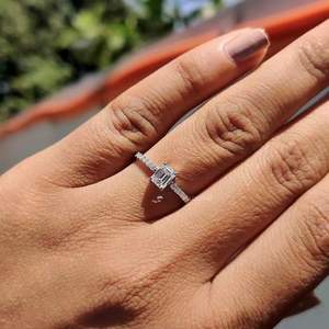 แหวนเพชรเลี้ยงในห้องปฏิบัติการทรงหรูหรา ประดับด้วยพลอยทรงกลม เหมาะสำหรับงานหมั้นและการสวมใส่ในชีวิตประจำวันที่เหนือกาลเวลา จากประเทศอินเดีย - Product Image 2