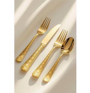 Juego de cubiertos de acero inoxidable con acabado dorado, elaborado con precisión para aportar brillo, clase y fuerza a cada ocasión culinaria - Product Image 5