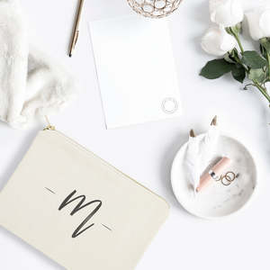 Sac de rangement portable personnalisé pour maquillage, pochette cosmétique et de voyage en PU avec monogramme écrit à la main et motif lettres - Product Image 3