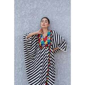 Robe maxi kaftan à carreaux noirs et blancs brodée pour femmes, col en V, coupe ample, longueur au sol, style bohème ethnique, vêtements de villégiature, 100% coton - Product Image 3