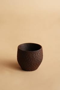 Cuenco de madera texturizado hecho a mano de 7 pulgadas para servicio rústico y decoración moderna para el hogar Diseño tallado único Utensilios de cocina de madera natural - Product Image 3