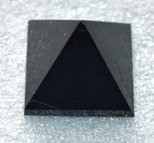 Pyramide en marbre noir naturel, pierre précieuse polie à la main avec accents de cristal - Product Image 4