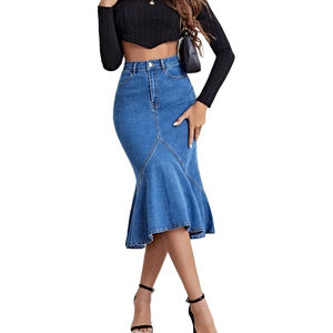 Bas classiques bleus, design à couvrance profonde, disposition traditionnelle à cinq poches, tissu robuste, vêtement féminin - Product Image 1