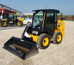 Chargeuse sur pneus JCB 270, capacité 2 tonnes, cabine jaune et noire avec godet - Product Image 1