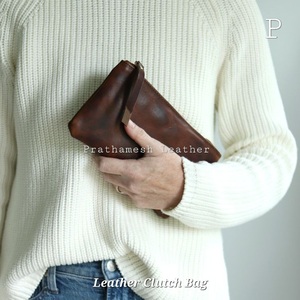 El diseñador lleva tu estilo esencial con este elegante bolso de mano de cuero plegable sobre el embrague de cuero ofrece practicidad de estilo - Product Image 2