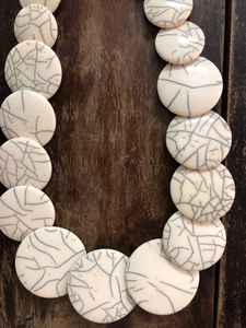 Le dernier collier de perles de résine de haute qualité poli de haute qualité pour les femmes de l'Inde. - Product Image 3