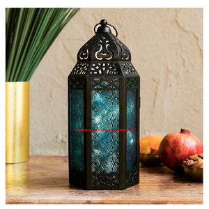 Linterna con acabado en polvo decorado con metal negro marroquí para decoraciones navideñas o de Ramadán - Product Image 6