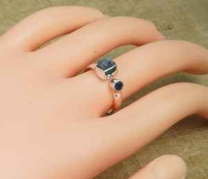 Bague fine en argent sterling 925 faite à la main Design classique unique avec pierre précieuse Lolite brute naturelle Vermeil d'éternité personnalisé - Product Image 5