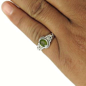 Bague en forme d'ovale en argent sterling 925 avec pierres précieuses en péridot naturel, tenue quotidienne, fabricant de bijoux faits à la main personnalisés de haute qualité - Product Image 6