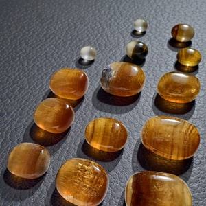 Venta al por mayor de alta calidad de cristal amarillo fluorita en forma de corazón Palma piedra mejor precio decoración del hogar tallado Feng Shui grabado - Product Image 4