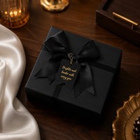 Boîte cadeau de luxe en carton rigide noir mat avec nœud satiné, élégante, monochrome, minimaliste, personnalisable pour boutique et souvenirs